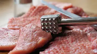 La carne se despiezaba en el local sin medidas sanitarias La carne se despiezaba en el local sin medidas sanitarias