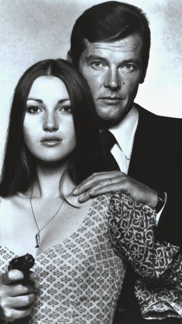 Jane Seymour y Roger Moore como James Bond en 'Vive y deja morir'