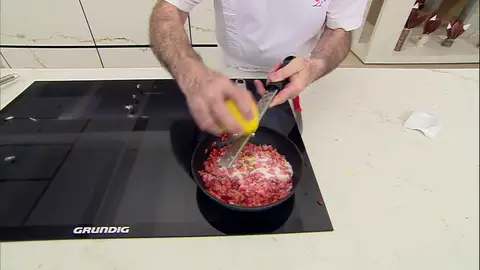 Apaga el fuego y mezcla bien hasta que el azúcar se disuelva Apaga el fuego y mezcla bien hasta que el azúcar se disuelva