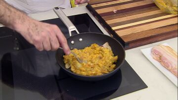 Agrega encima una porción de la mezcla de “berza con patatas y panceta”