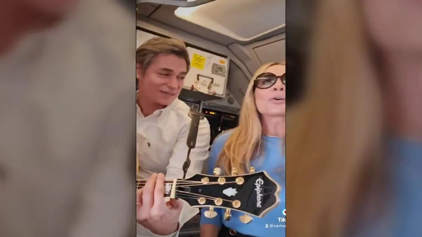 Carlos Baute y Marta Sánchez, durante un vuelo a Oporto. Carlos Baute y Marta Sánchez, durante un vuelo a Oporto.