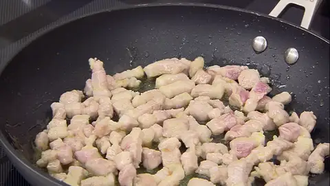 Corta la panceta en dados, sazona, añádelos a la sartén Corta la panceta en dados, sazona, añádelos a la sartén