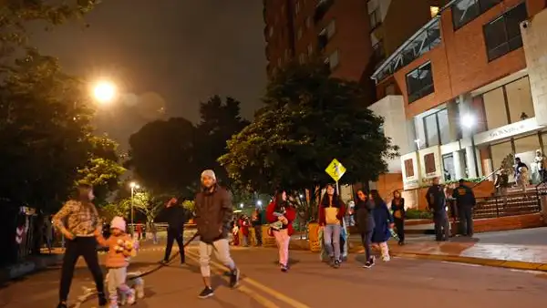 Salen de sus casas en Bogotá tras el seísmo Salen de sus casas en Bogotá tras el seísmo