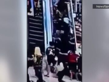 Caída en las escaleras mecánicas de un centro comercial en Filipinas