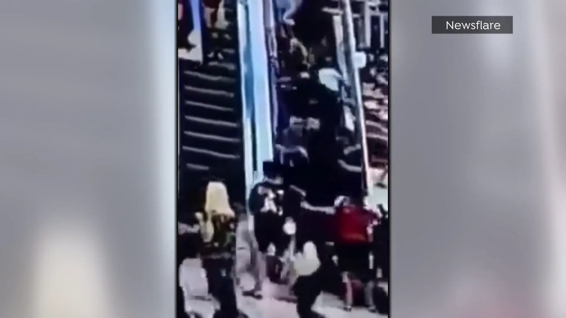 Caída en las escaleras mecánicas de un centro comercial en Filipinas