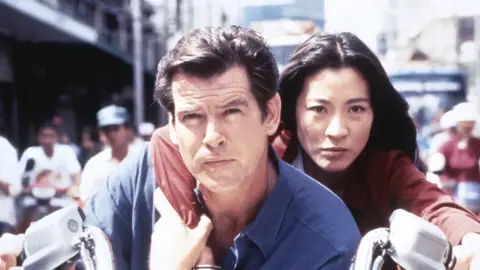 Michelle Yeoh en 'El mañana nunca muere' como chica Bond junto a Pierce Brosnan Michelle Yeoh en 'El mañana nunca muere' como chica Bond junto a Pierce Brosnan