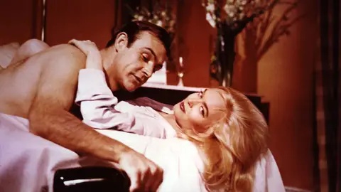 Honor Blackman y Sean Connery como James Bond en 'Goldfinger' Honor Blackman y Sean Connery como James Bond en 'Goldfinger'