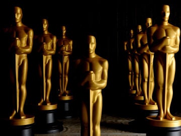 Varias estatuillas de los Premios Oscar