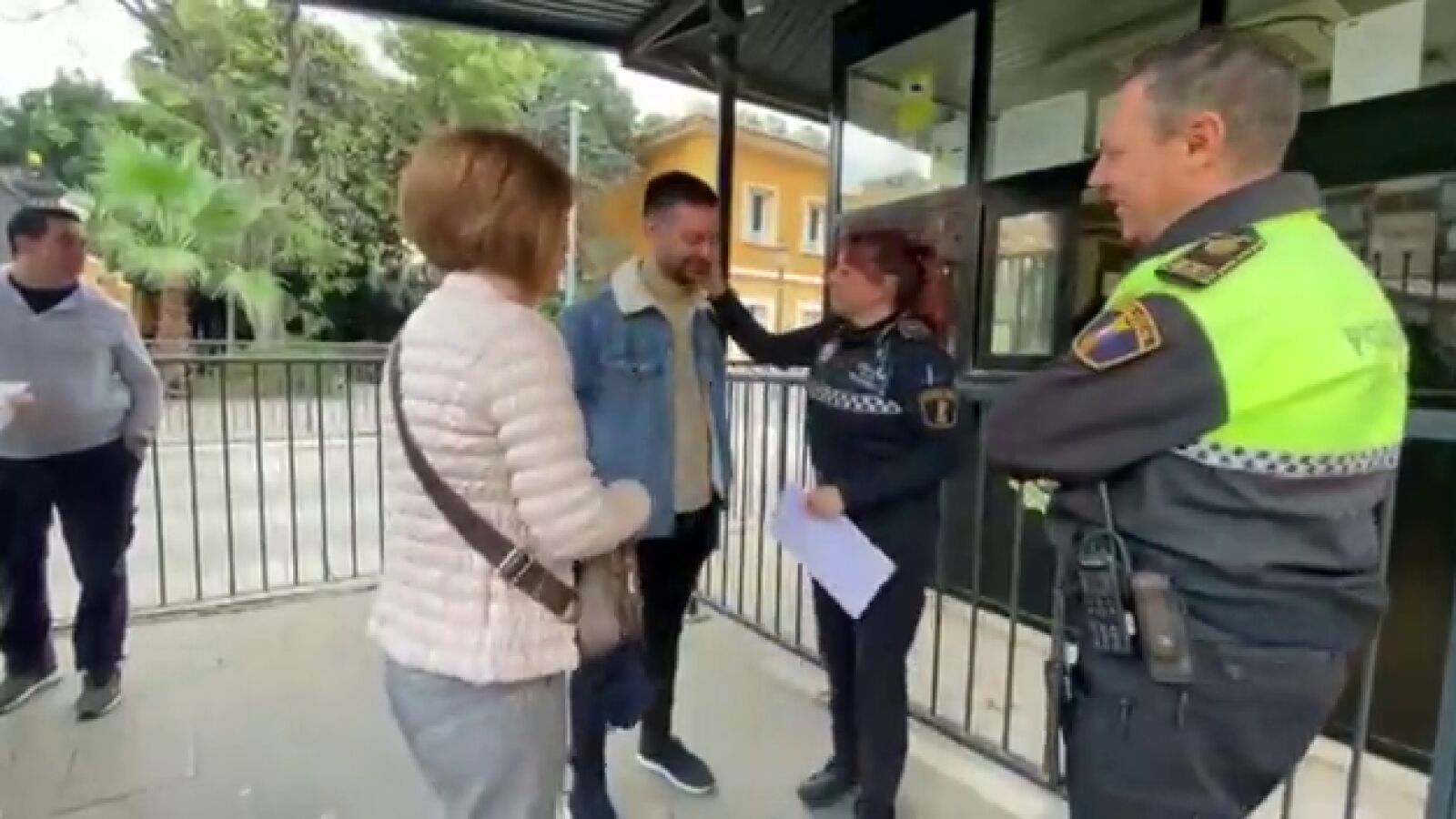 Una víctima de violencia vicaria se reencuentra con los policías de Valencia que le salvaron la vida hace 20 años