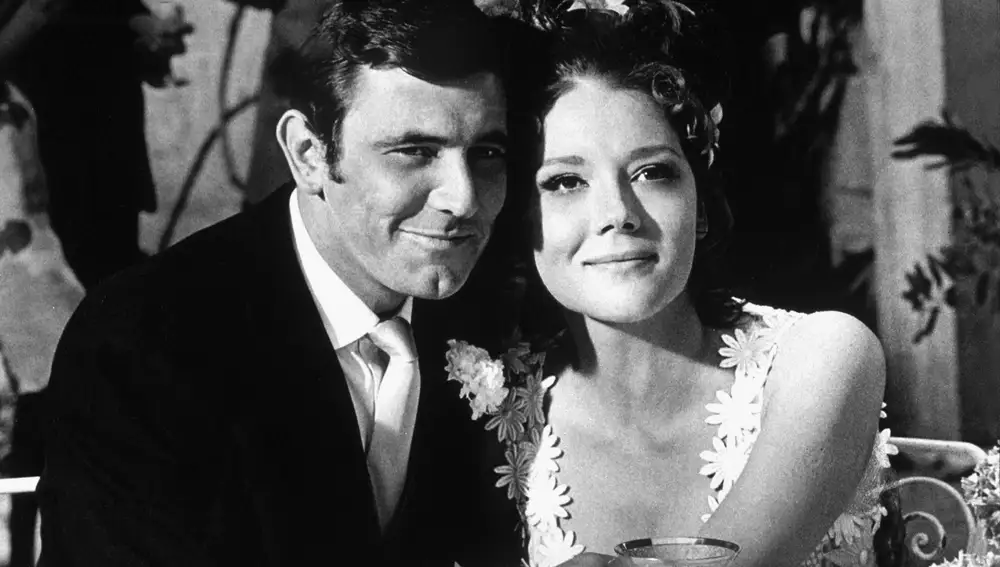 Diana Rigg junto a George Lazenby como James Bond en 'Al servicio secreto de su Majestad'