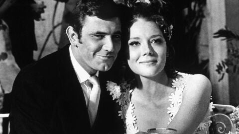 Diana Rigg junto a George Lazenby como James Bond en 'Al servicio secreto de su Majestad'