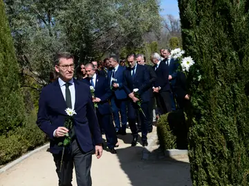 Núñez Feijóo y varios de los asistentes al acto de homenaje del 11-M Núñez Feijóo y varios de los asistentes al acto de homenaje del 11-M