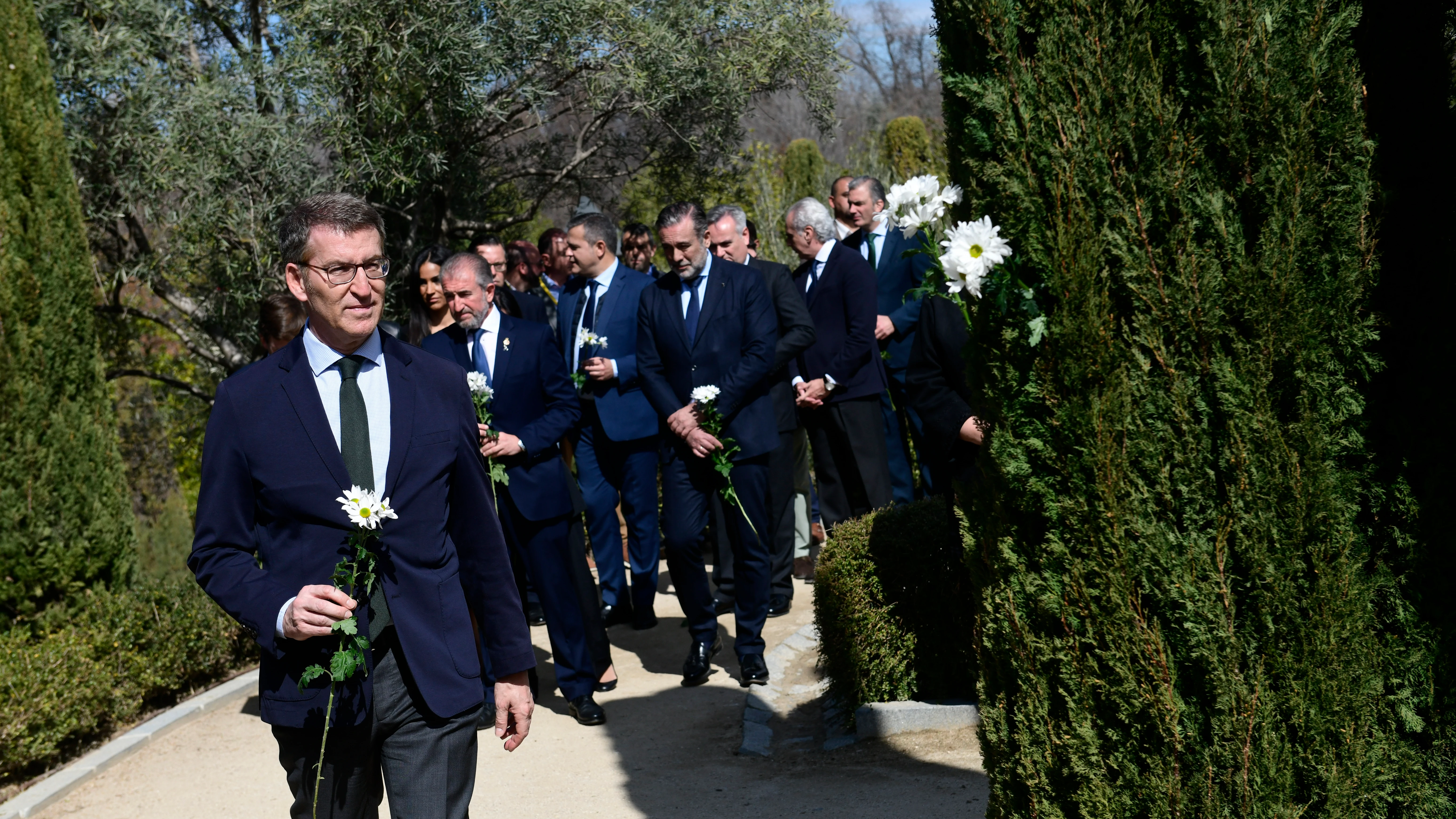 Núñez Feijóo y varios de los asistentes al acto de homenaje del 11-M Núñez Feijóo y varios de los asistentes al acto de homenaje del 11-M