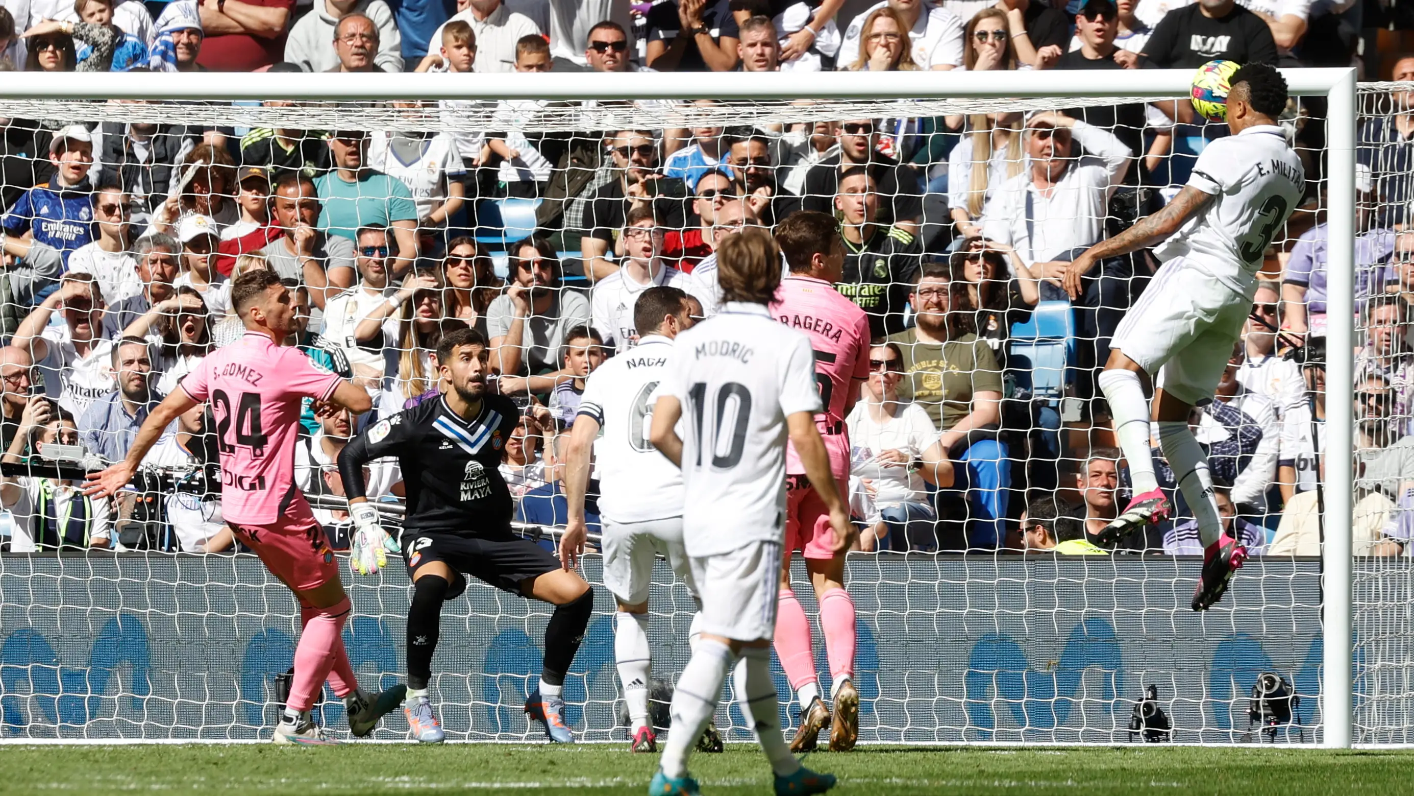 Éder Militao remata de cabeza para marcar el 2-1 ante el Espanyol Éder Militao remata de cabeza para marcar el 2-1 ante el Espanyol