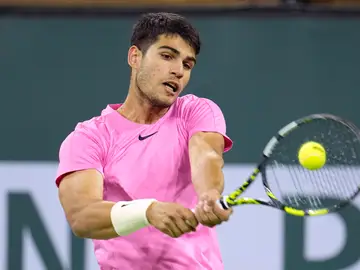 Carlos Alcaraz golpea un revés en su partido ante Kokkinakis en Indian Wells 2023 Carlos Alcaraz golpea un revés en su partido ante Kokkinakis en Indian Wells 2023