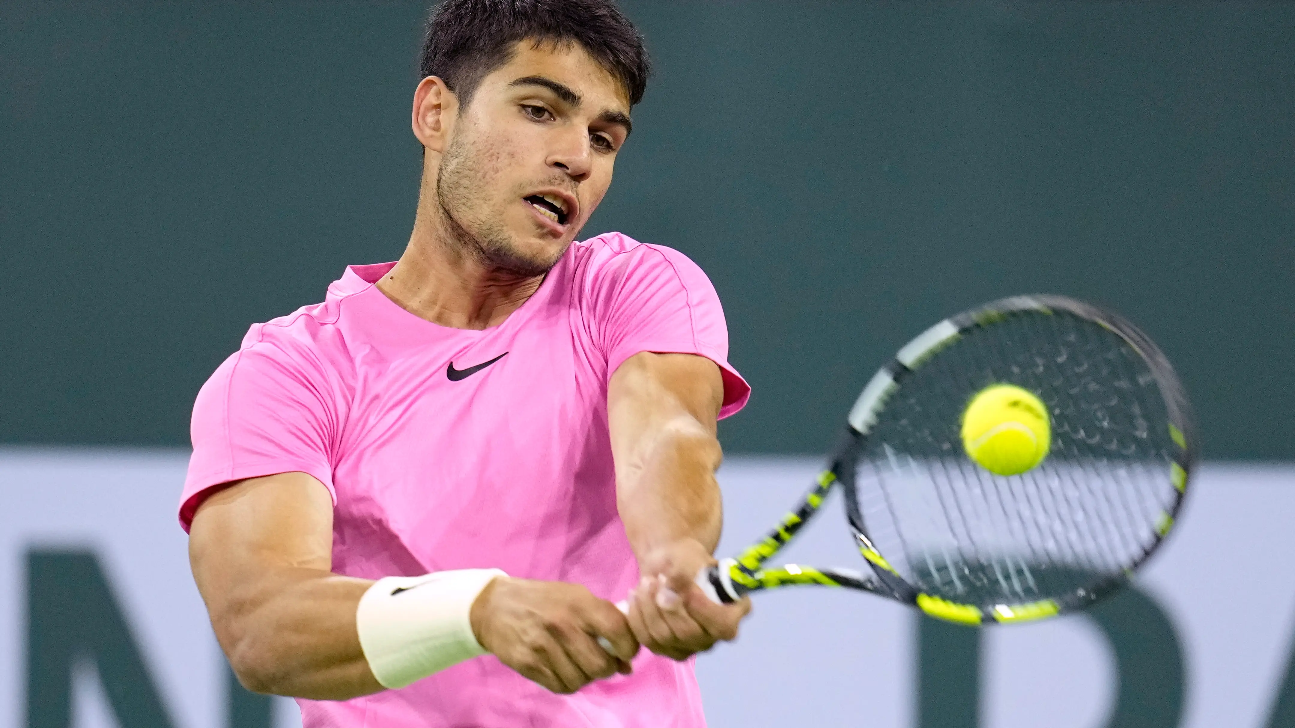 Carlos Alcaraz golpea un revés en su partido ante Kokkinakis en Indian Wells 2023 Carlos Alcaraz golpea un revés en su partido ante Kokkinakis en Indian Wells 2023