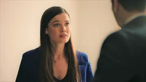 El duro enfrentamiento entre Ceylin e Ilgaz por culpa de Yekta: “¡Es inocente y has permitido que lo metan en prisión!” El duro enfrentamiento entre Ceylin e Ilgaz por culpa de Yekta: “¡Es inocente y has permitido que lo metan en prisión!”