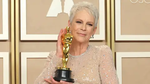 Jamie Lee Curtis tras ganar el Oscar a Mejor Actriz de Reparto Jamie Lee Curtis tras ganar el Oscar a Mejor Actriz de Reparto
