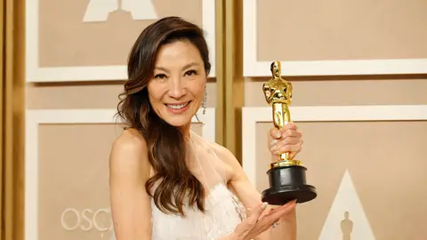 Michelle Yeoh gana el Oscar a Mejor actriz por 'Todo a la vez en todas partes' Michelle Yeoh gana el Oscar a Mejor actriz por 'Todo a la vez en todas partes'