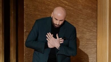 John Travolta se derrumba al recordar a Olivia Newton-John en el In Memoriam de los Oscar