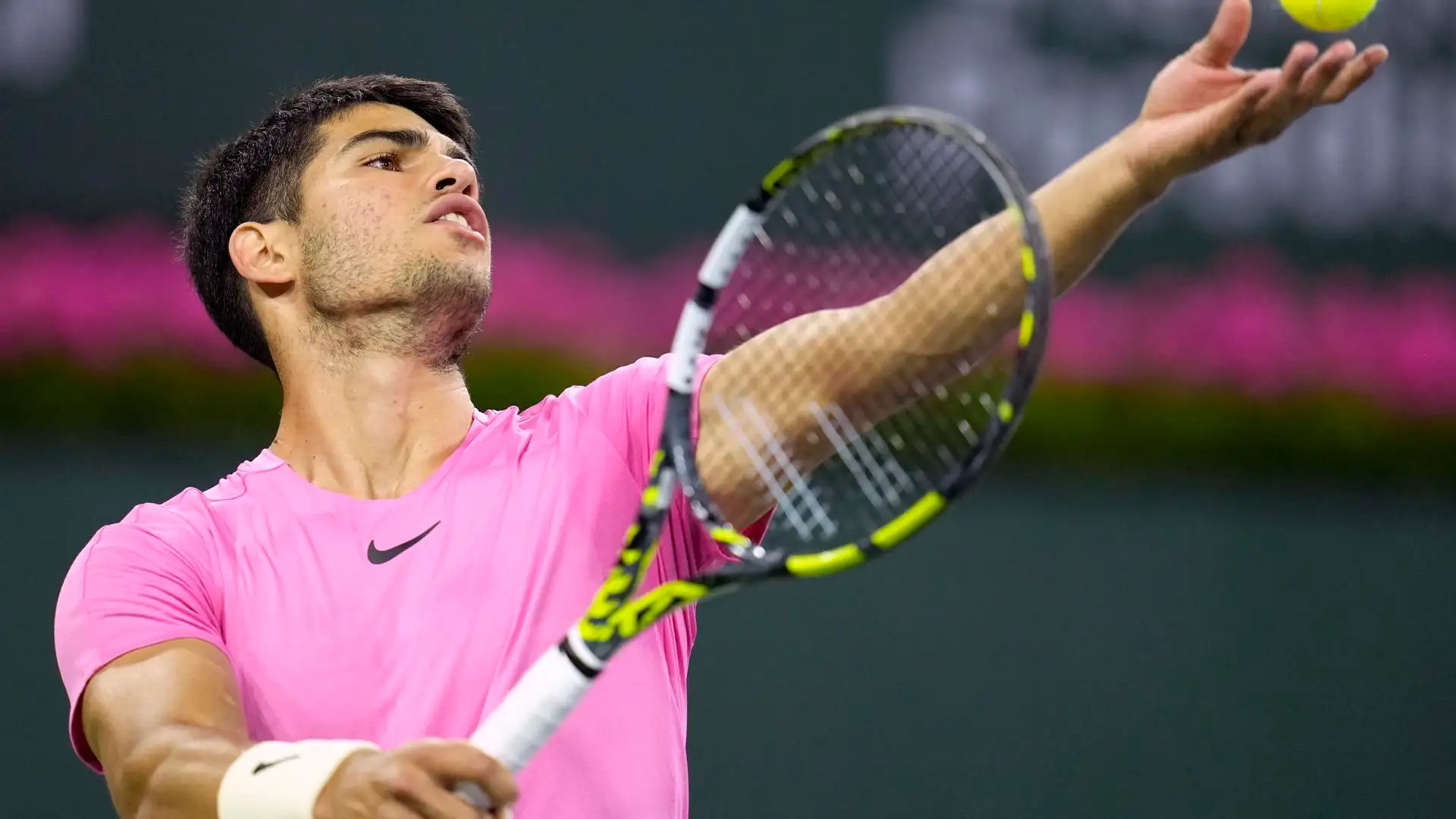 Carlos Alcaraz sirviendo en Indian Wells ante Kokkinakis Carlos Alcaraz sirviendo en Indian Wells ante Kokkinakis