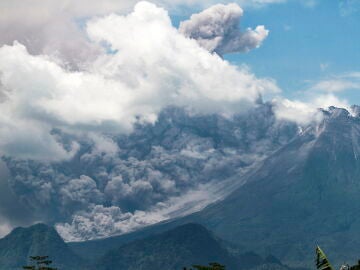 La erupción del volcán de Indonesia