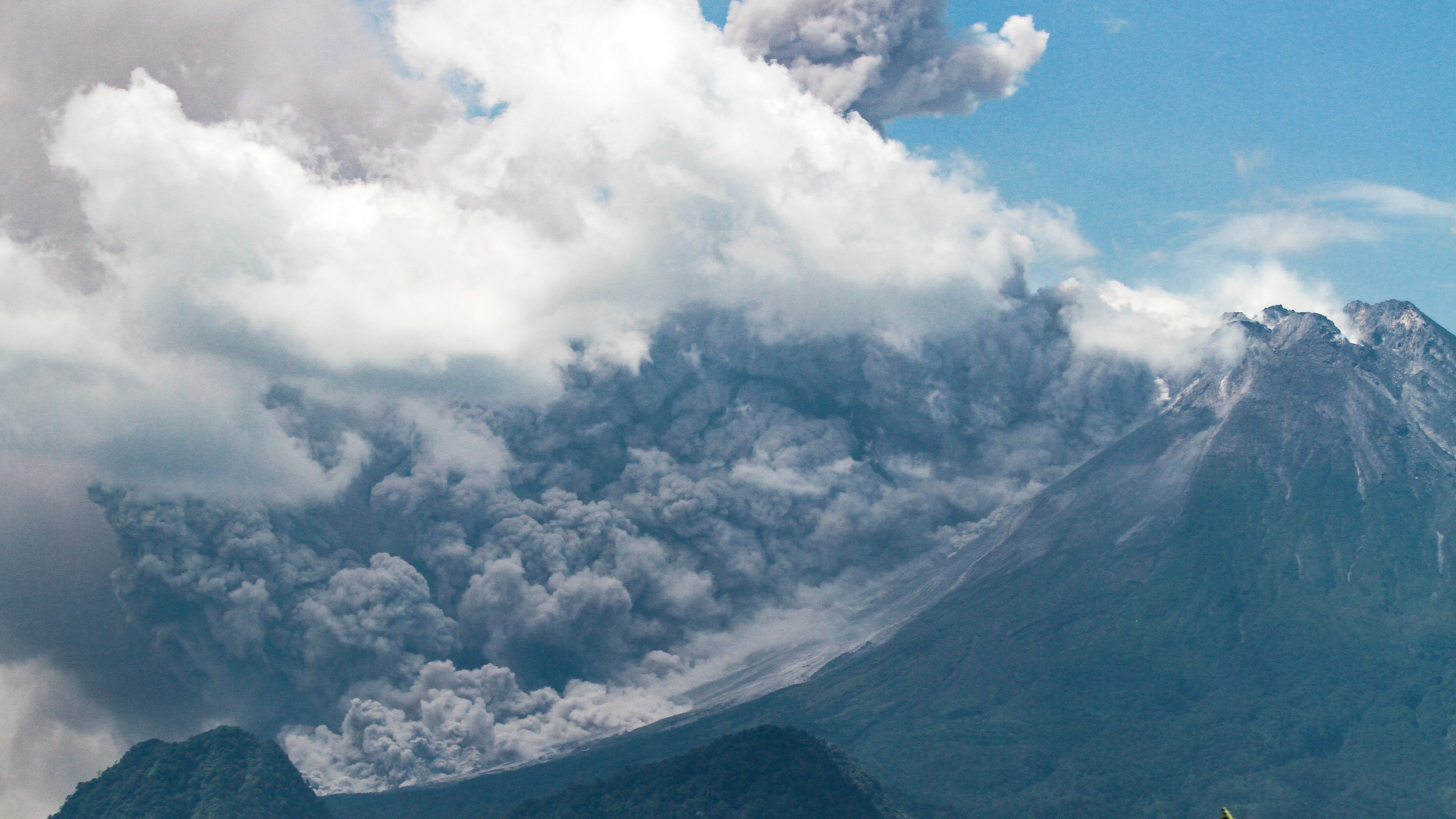 La erupción del volcán de Indonesia La erupción del volcán de Indonesia