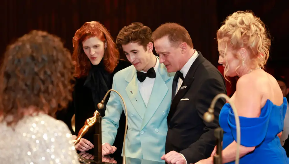 Brendan Fraser grabando su Oscar junto a su familia