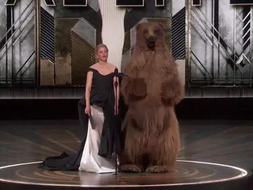 La actriz Elizabeth Banks y un gigante oso sobre el Dolby Theatre La actriz Elizabeth Banks y un gigante oso sobre el Dolby Theatre