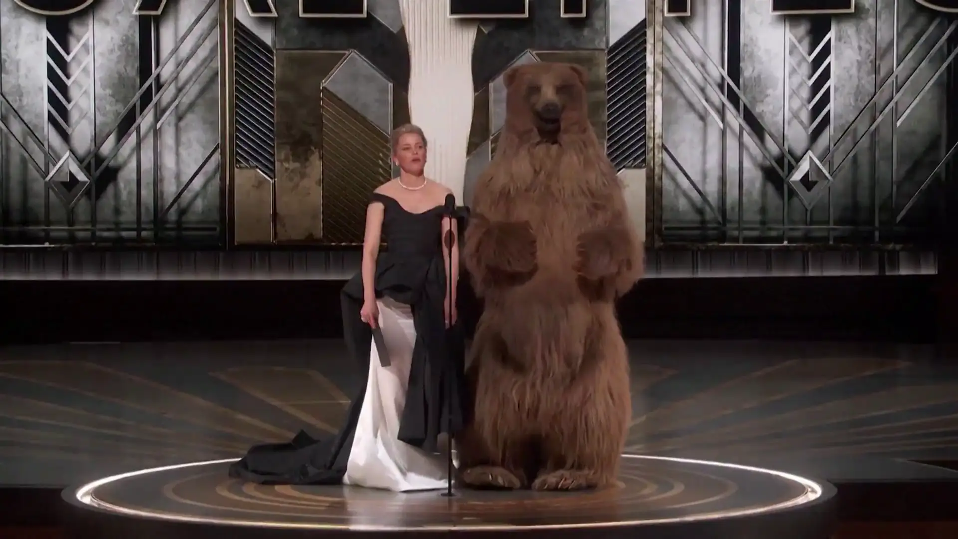 La actriz Elizabeth Banks y un gigante oso sobre el Dolby Theatre