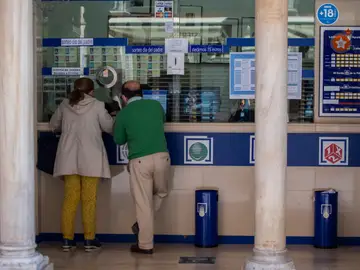 Dos personas comprando en una Administración de Lotería Dos personas comprando en una Administración de Lotería