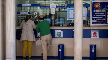 Dos personas comprando en una Administración de Lotería Dos personas comprando en una Administración de Lotería