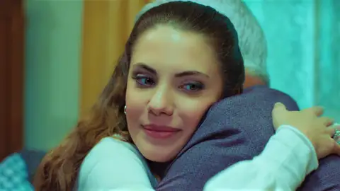 Yildiz le pide a Halit que firme un acuerdo prematrimonial… ¡Y él le dice que no es necesario! Yildiz le pide a Halit que firme un acuerdo prematrimonial… ¡Y él le dice que no es necesario!