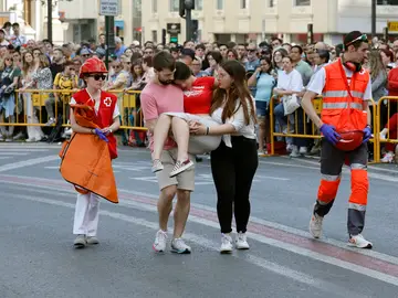 Una joven es evacuada durante la mascletá de las fallas de Valencia Una joven es evacuada durante la mascletá de las fallas de Valencia