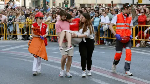 Una joven es evacuada durante la mascletá de las fallas de Valencia Una joven es evacuada durante la mascletá de las fallas de Valencia