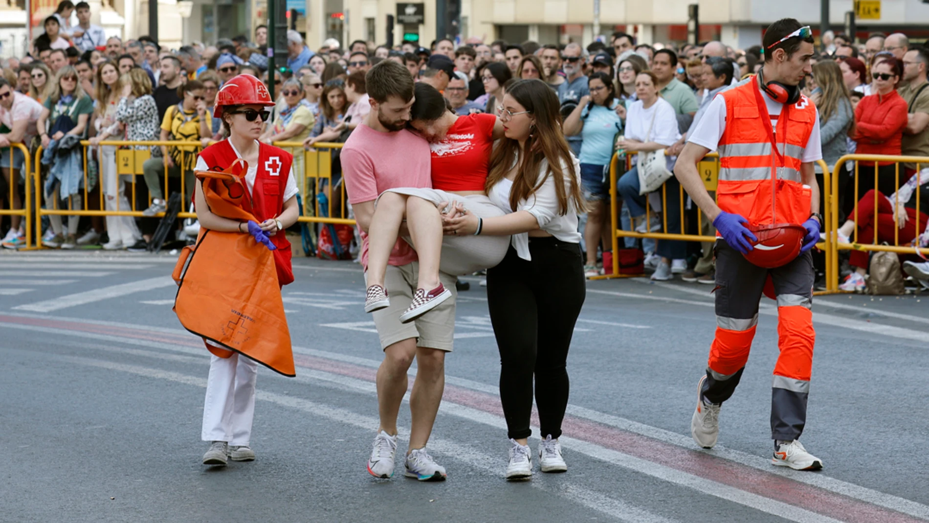 Una joven es evacuada durante la mascletá de las fallas de Valencia