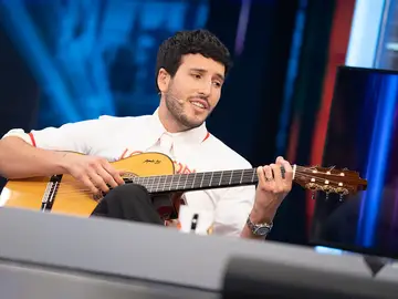 Pablo Motos pone a prueba a Sebastián Yatra... ¡que improvisa una canción en directo! Pablo Motos pone a prueba a Sebastián Yatra... ¡que improvisa una canción en directo!