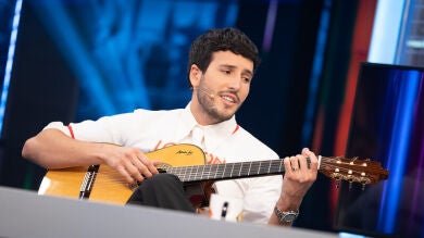 Pablo Motos pone a prueba a Sebastián Yatra... ¡que improvisa una canción en directo!