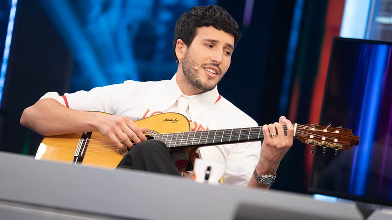 Pablo Motos pone a prueba a Sebastián Yatra... ¡que improvisa una canción en directo! Pablo Motos pone a prueba a Sebastián Yatra... ¡que improvisa una canción en directo!