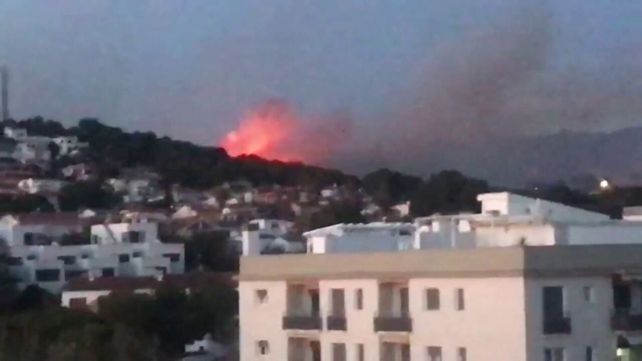 Un incendio en Calafell, Tarragona, confina dos urbanizaciones y ...