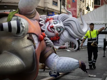 Un operario trabaja en el montaje de una falla Un operario trabaja en el montaje de una falla