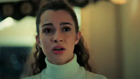 Asiye, sin palabras tras escuchar la tensa conversación entre Suzan y Akif: "¿Mi madre murió por vuestra culpa?"  Asiye, sin palabras tras escuchar la tensa conversación entre Suzan y Akif: "¿Mi madre murió por vuestra culpa?"