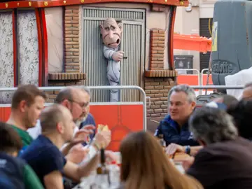 Un grupo de personas comiendo en una terraza en Fallas Un grupo de personas comiendo en una terraza en Fallas