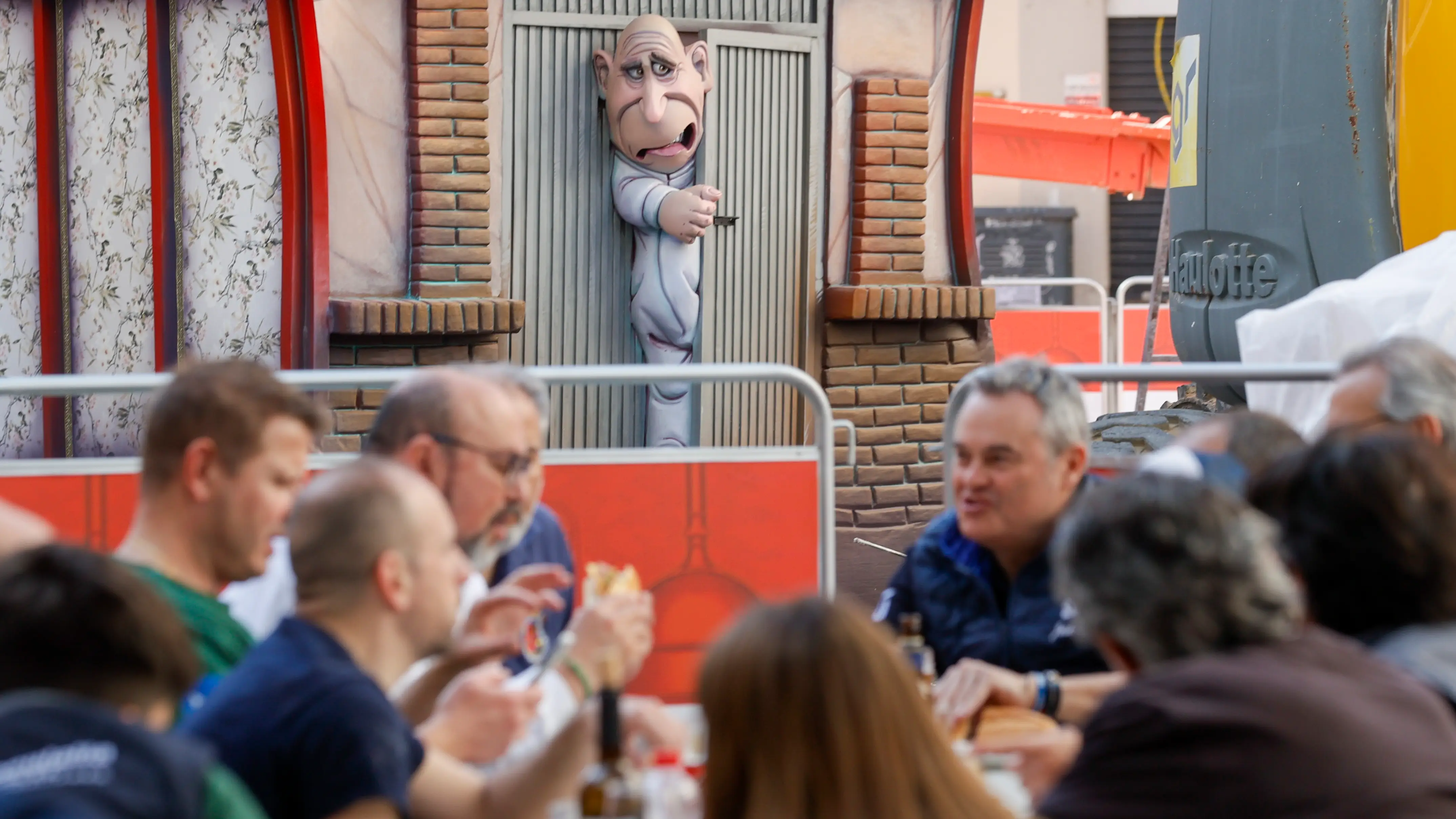 Un grupo de personas comiendo en una terraza en Fallas Un grupo de personas comiendo en una terraza en Fallas