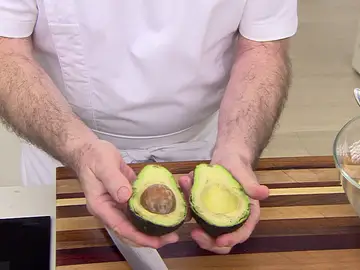 El truco de Arguiñano para sacar la pulpa al aguacate en fresco El truco de Arguiñano para sacar la pulpa al aguacate en fresco