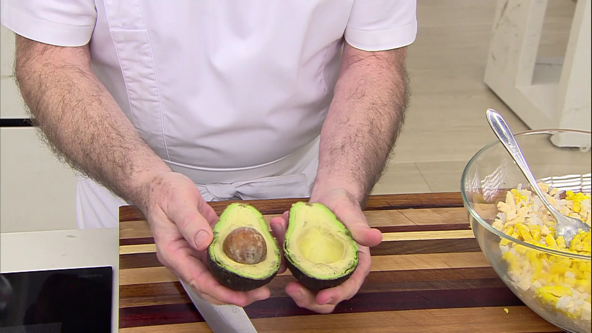 El truco de Argui&ntilde;ano para sacar la pulpa al aguacate en fresco