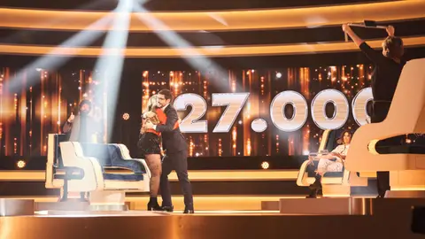 ¡Éxtasis de emoción! Carmen se alza con 27.000 euros gracias a la ayuda de Anabel Alonso