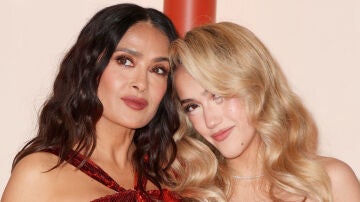 Salma Hayek junto a su hija Valentina en la alfombra roja de los Oscar