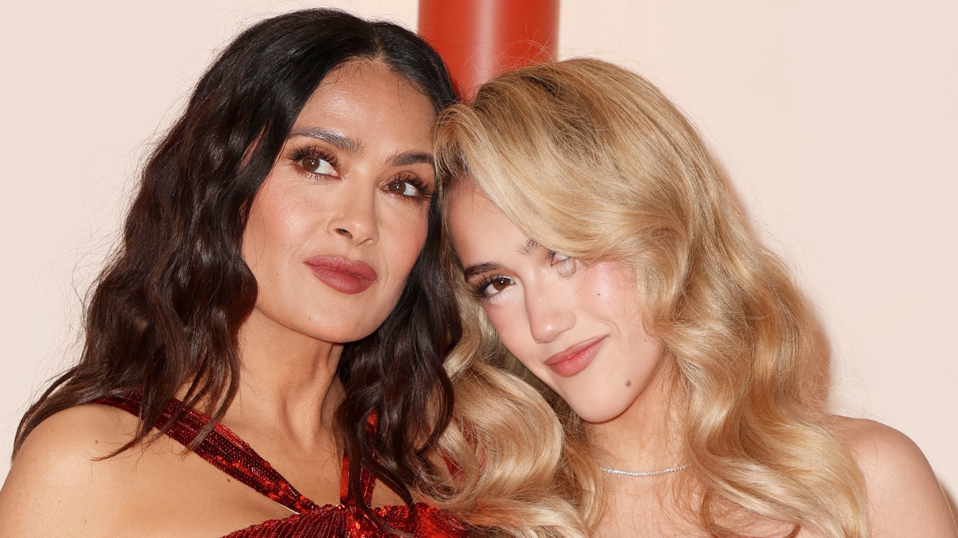 Salma Hayek junto a su hija Valentina en la alfombra roja de los Oscar Salma Hayek junto a su hija Valentina en la alfombra roja de los Oscar