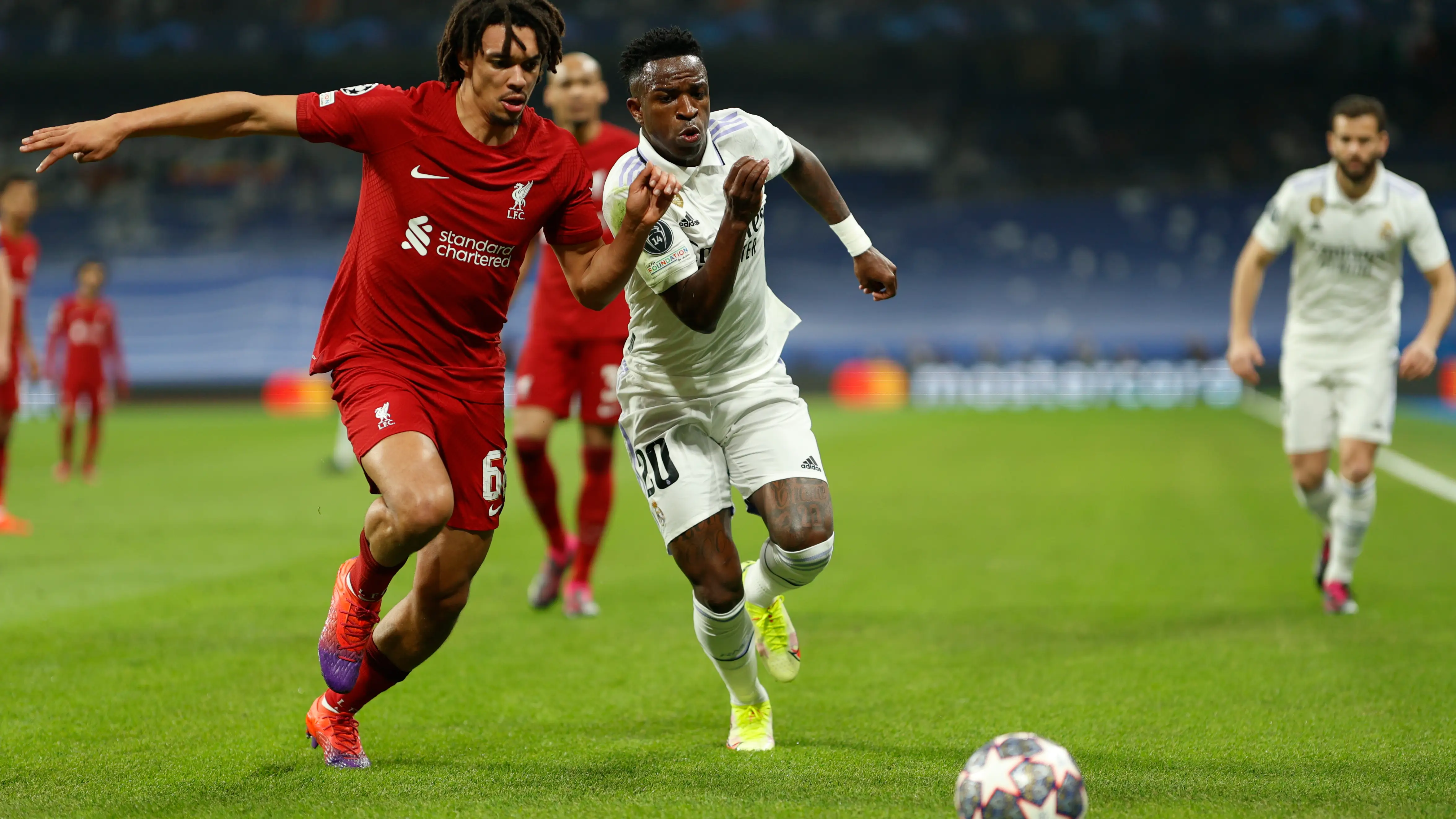 Vinicius pelea por un bal&oacute;n con Alexander-Arnold